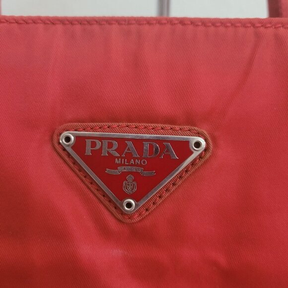Prada red nylon triangle logo city tote bag - Picture 2 of 14
